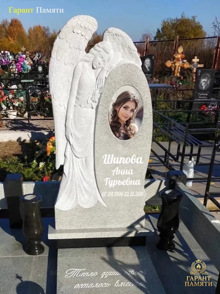 Памятник из гранита "Ангел" 37